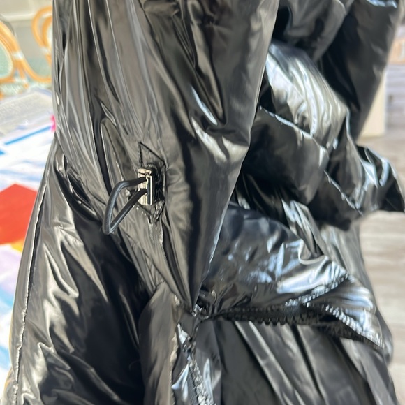 Women’s ALO yoga puffer jacket. 
NEW with tags. NEVER worn. Gloss black. - Picture 6 of 8